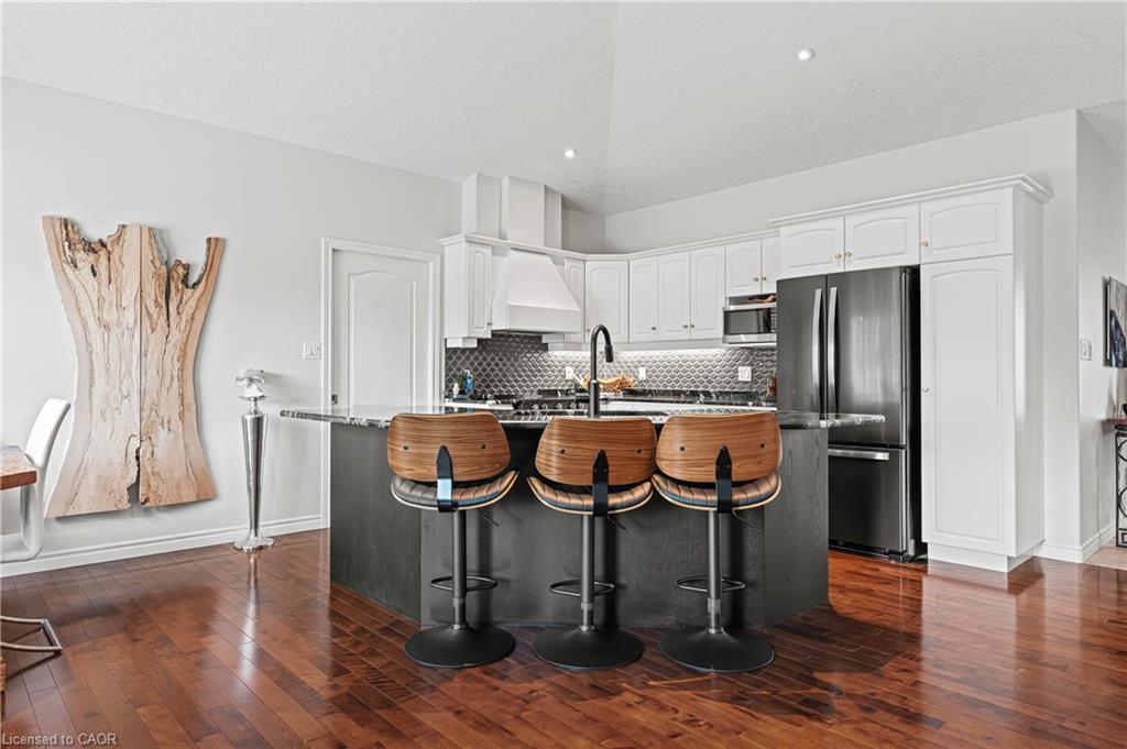 18-152 Devonshire Drive, New Hamburg, ON - Indoor Photo Showing Kitchen