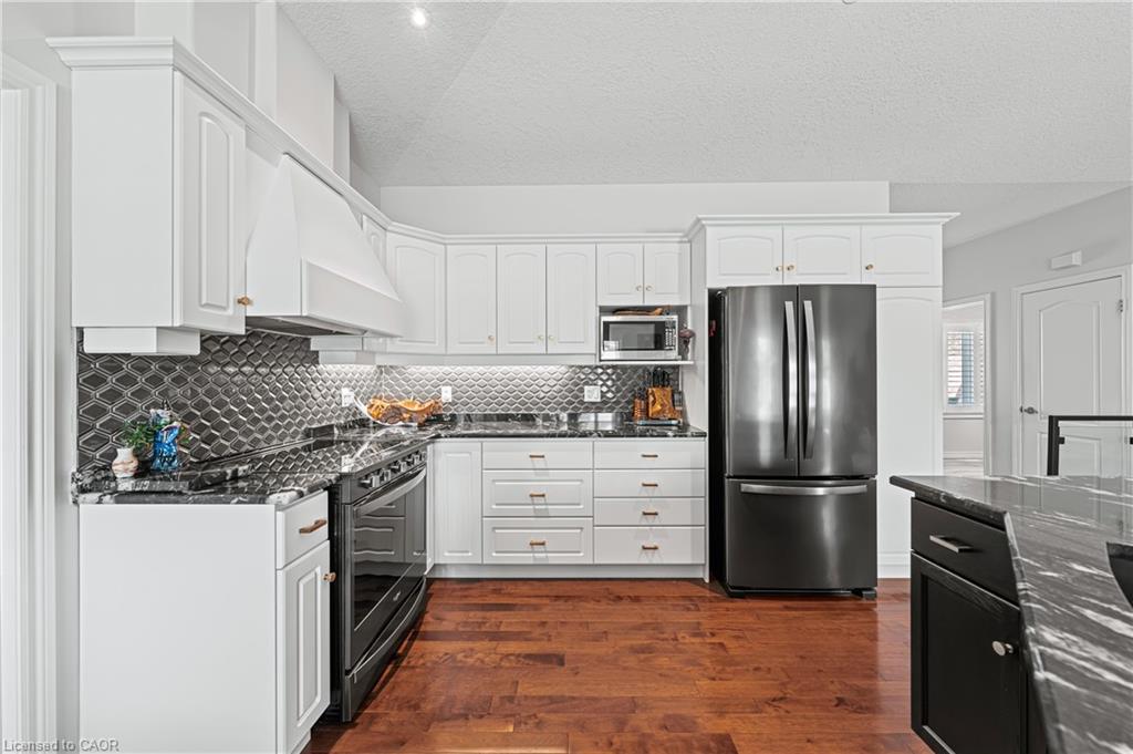 18-152 Devonshire Drive, New Hamburg, ON - Indoor Photo Showing Kitchen With Upgraded Kitchen