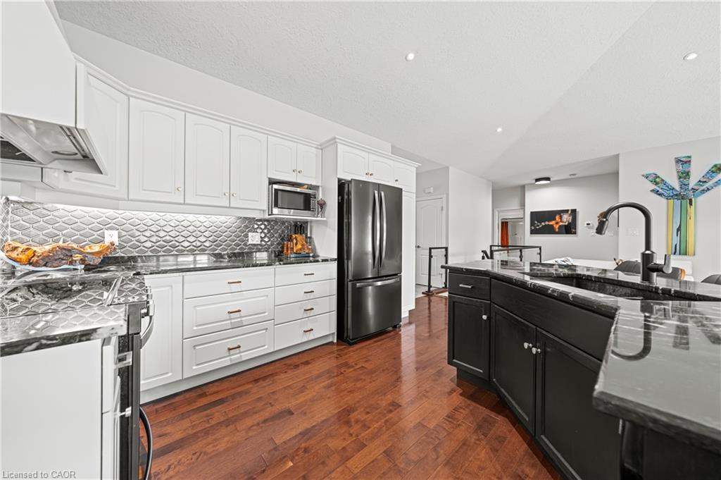 18-152 Devonshire Drive, New Hamburg, ON - Indoor Photo Showing Kitchen With Upgraded Kitchen