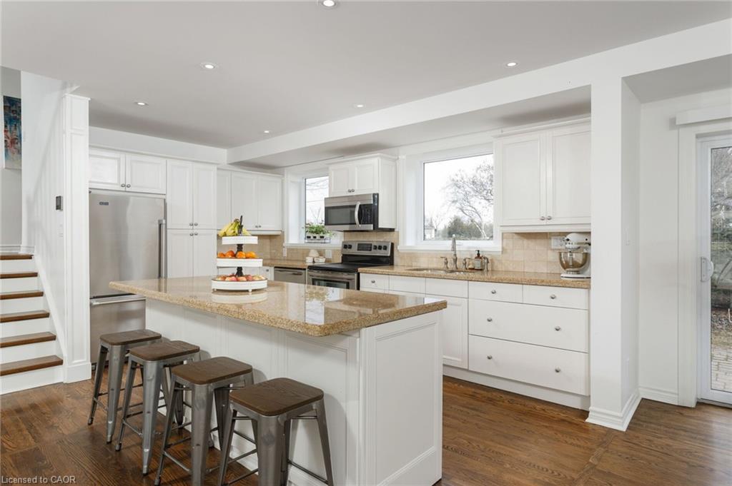 2088 Saxon Road, Oakville, ON - Indoor Photo Showing Kitchen With Stainless Steel Kitchen With Upgraded Kitchen