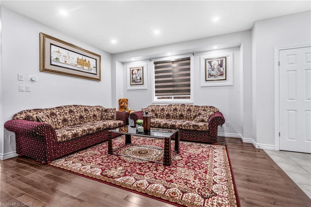 121 Steeplechase Way, Waterloo, ON - Indoor Photo Showing Living Room