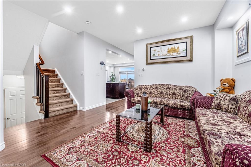 121 Steeplechase Way, Waterloo, ON - Indoor Photo Showing Living Room