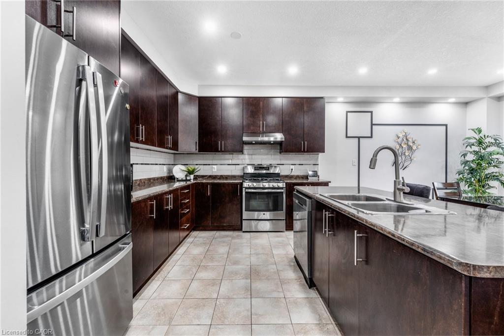 121 Steeplechase Way, Waterloo, ON - Indoor Photo Showing Kitchen With Double Sink With Upgraded Kitchen