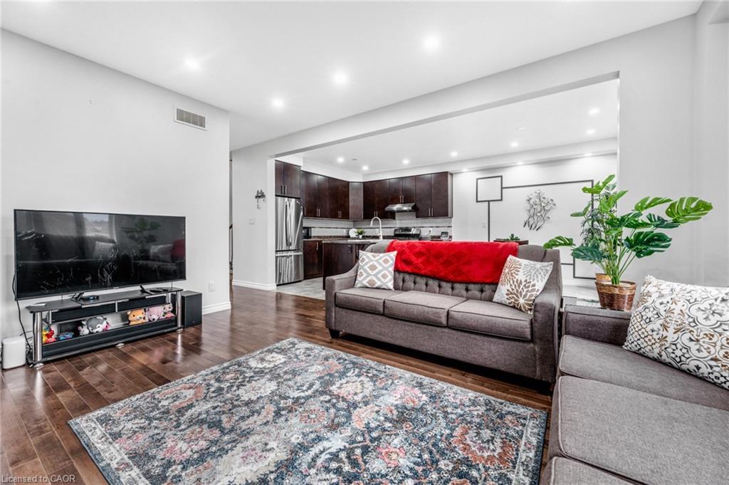 121 Steeplechase Way, Waterloo, ON - Indoor Photo Showing Living Room