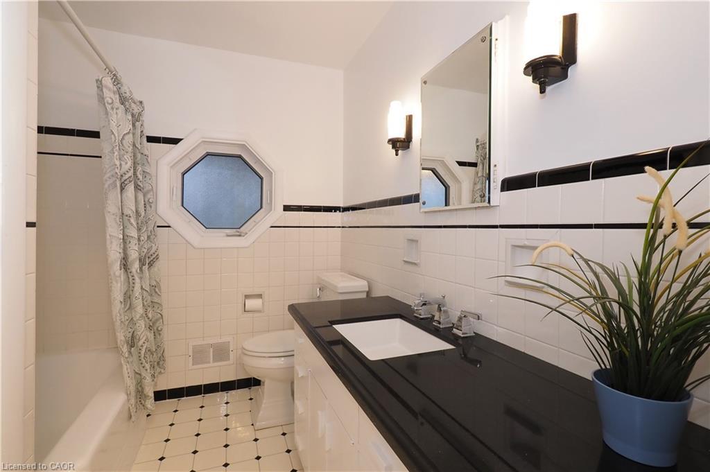 296 Dumfries Avenue, Kitchener, ON - Indoor Photo Showing Bathroom