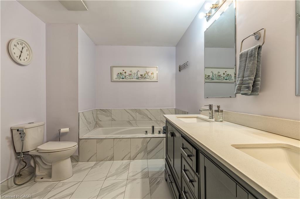 13-2230 Walkers Line, Burlington, ON - Indoor Photo Showing Bathroom