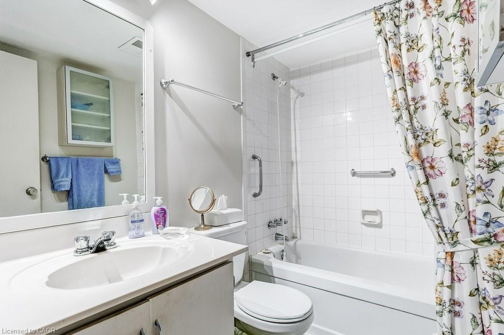 1002-2055 Upper Middle Road, Burlington, ON - Indoor Photo Showing Bathroom