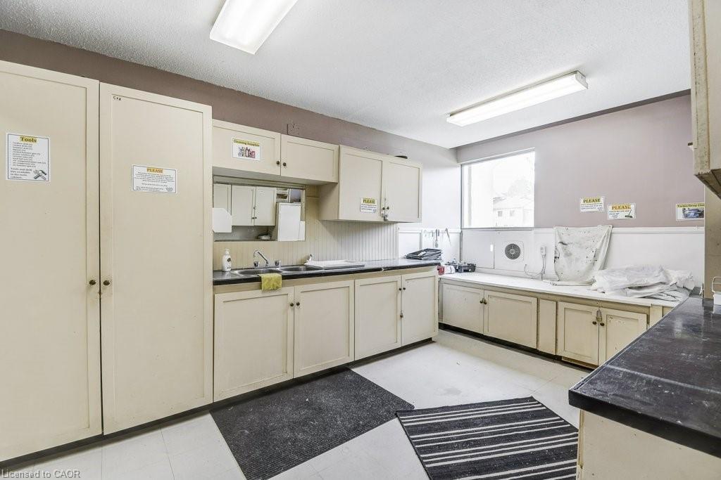 1002-2055 Upper Middle Road, Burlington, ON - Indoor Photo Showing Kitchen With Double Sink