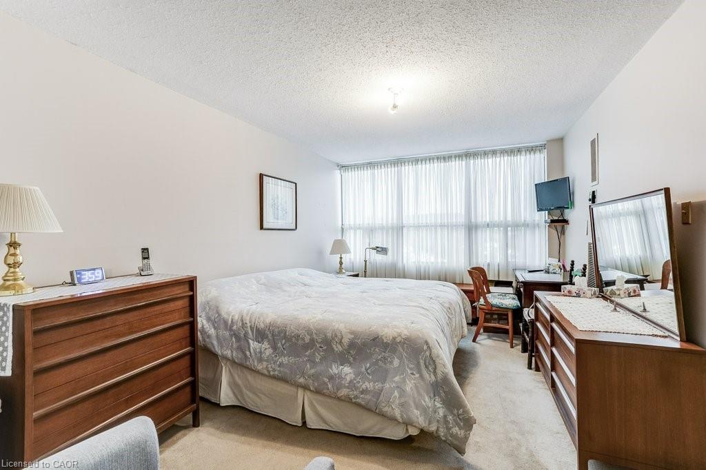 1002-2055 Upper Middle Road, Burlington, ON - Indoor Photo Showing Bedroom
