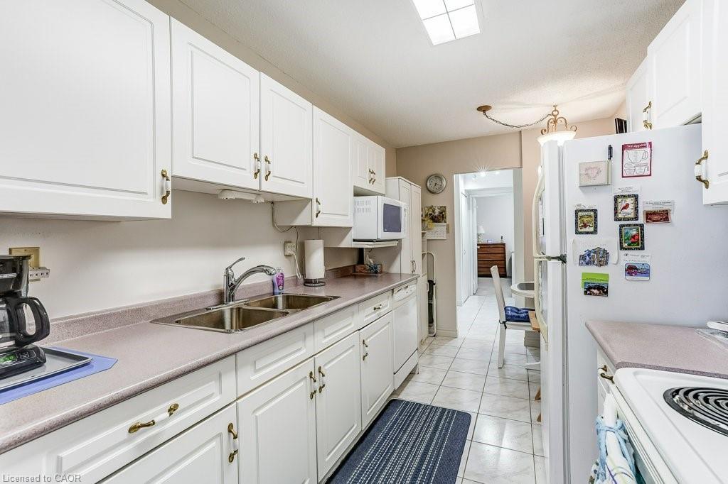 1002-2055 Upper Middle Road, Burlington, ON - Indoor Photo Showing Kitchen With Double Sink