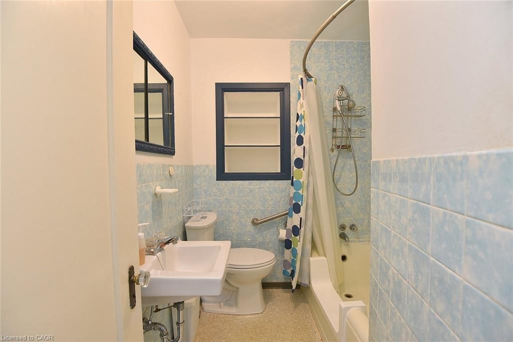 65 Young Street, Welland, ON - Indoor Photo Showing Bathroom
