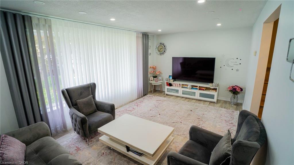 433B Lee Avenue, Waterloo, ON - Indoor Photo Showing Living Room