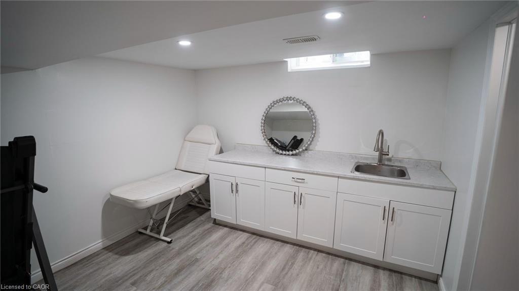 433B Lee Avenue, Waterloo, ON - Indoor