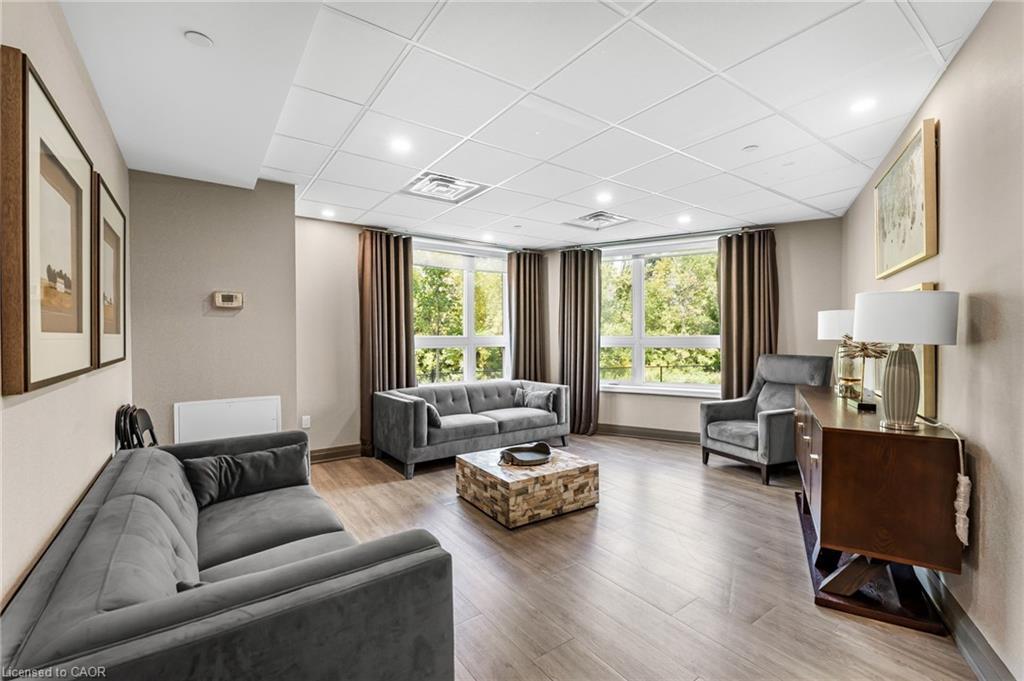 223-101 Shoreview Place, Stoney Creek, ON - Indoor Photo Showing Living Room