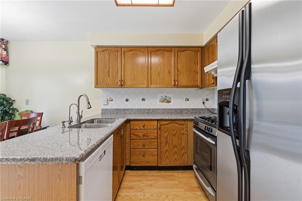 3372 Bobwhite Mews, Mississauga, ON - Indoor Photo Showing Kitchen With Double Sink