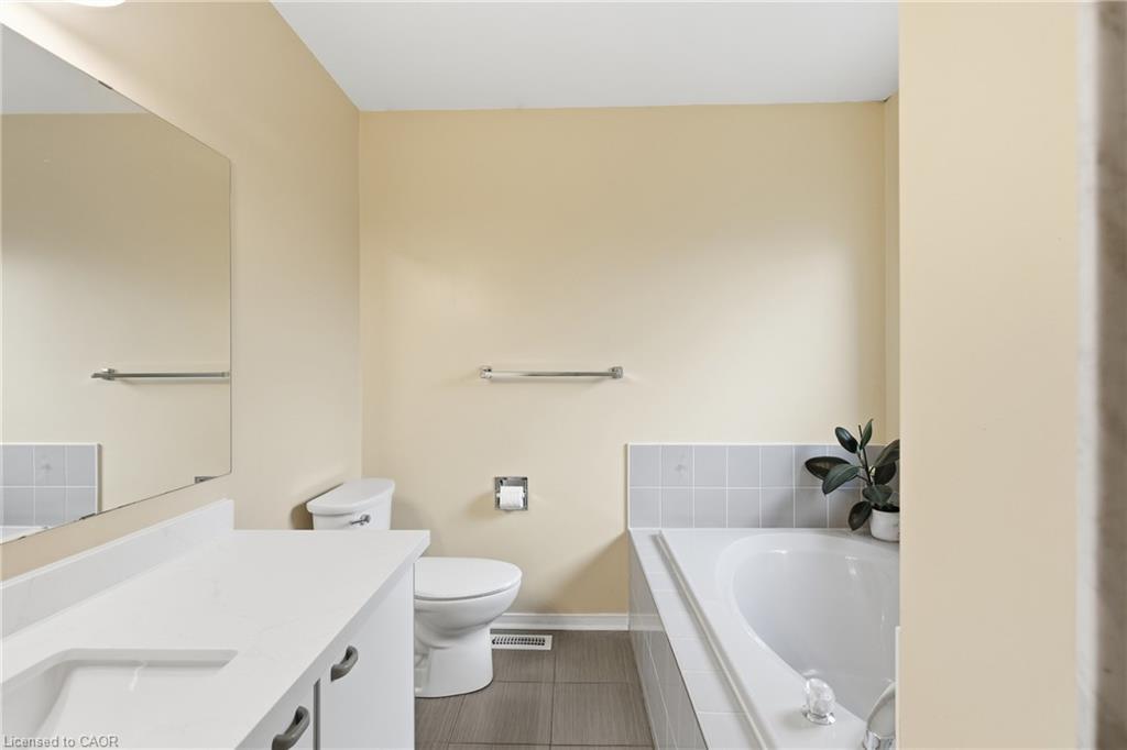 3372 Bobwhite Mews, Mississauga, ON - Indoor Photo Showing Bathroom
