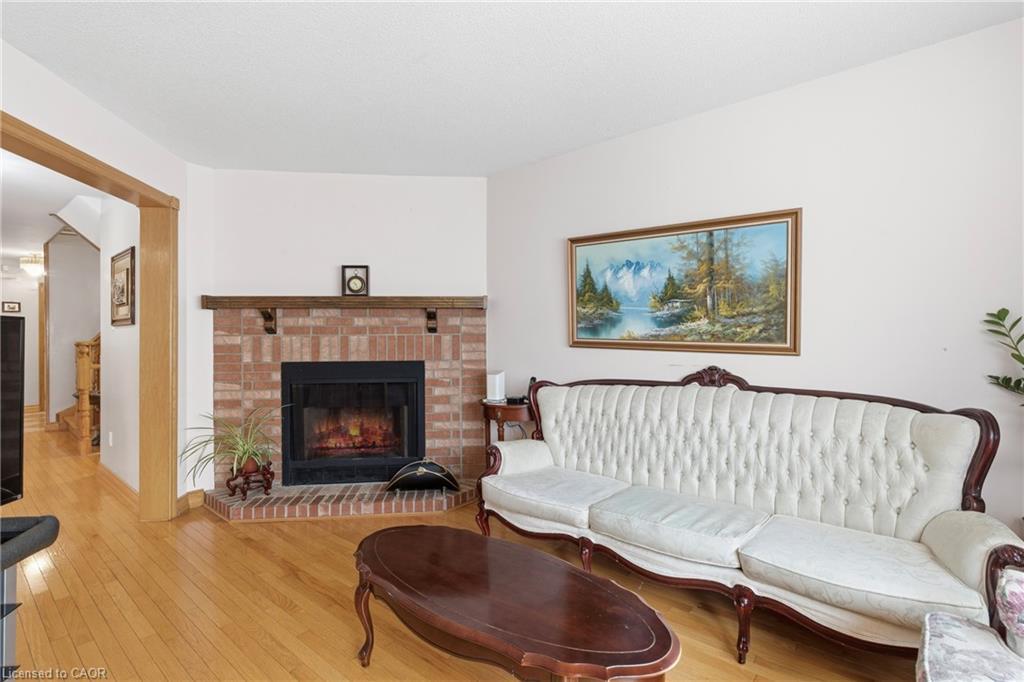 3372 Bobwhite Mews, Mississauga, ON - Indoor Photo Showing Living Room With Fireplace