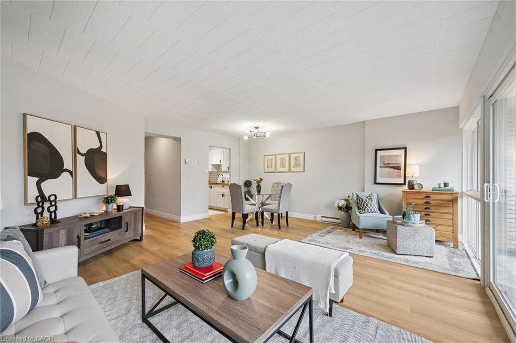 102-105 Conroy Crescent, Guelph, ON - Indoor Photo Showing Living Room