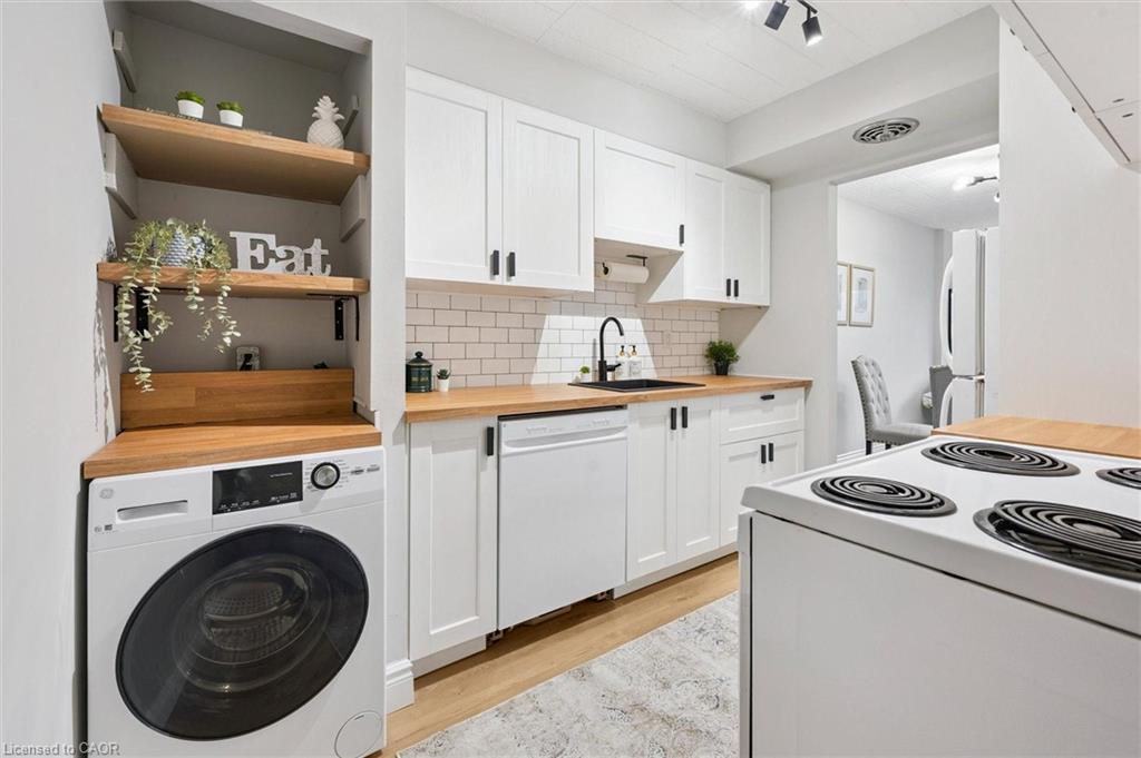102-105 Conroy Crescent, Guelph, ON - Indoor Photo Showing Laundry Room