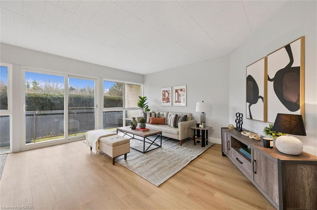 102-105 Conroy Crescent, Guelph, ON - Indoor Photo Showing Living Room