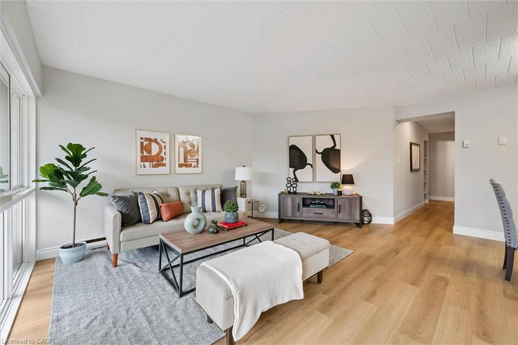 102-105 Conroy Crescent, Guelph, ON - Indoor Photo Showing Living Room