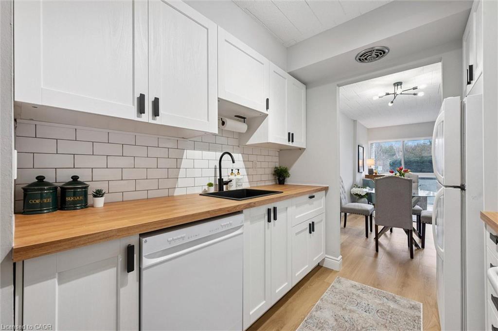 102-105 Conroy Crescent, Guelph, ON - Indoor Photo Showing Kitchen