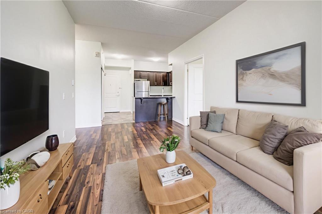 306-1284 Gordon Street, Guelph, ON - Indoor Photo Showing Living Room