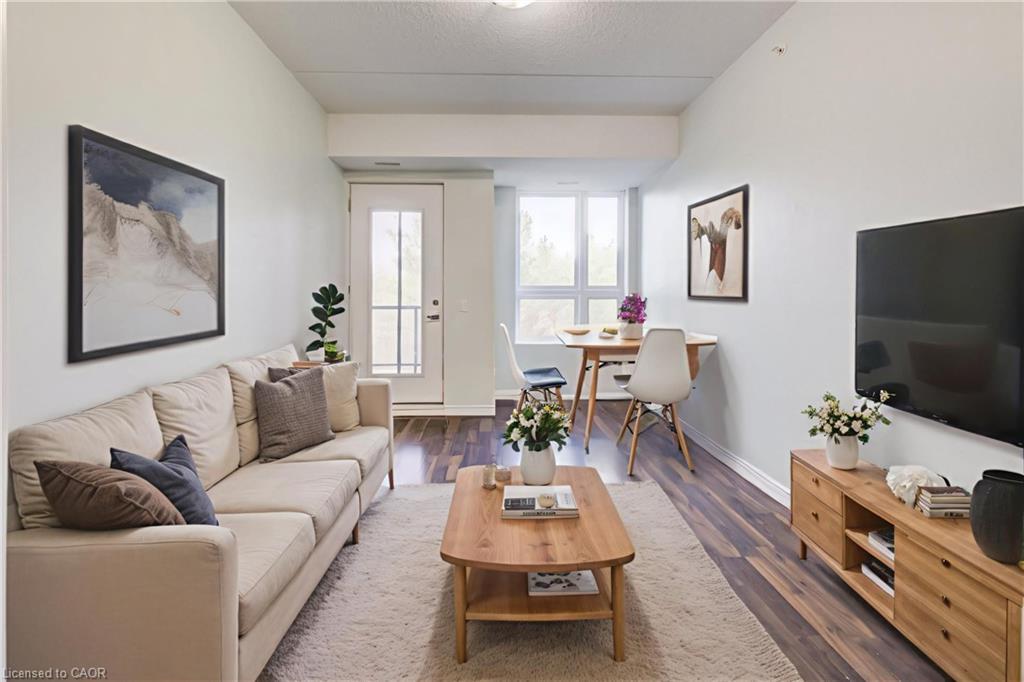 306-1284 Gordon Street, Guelph, ON - Indoor Photo Showing Living Room