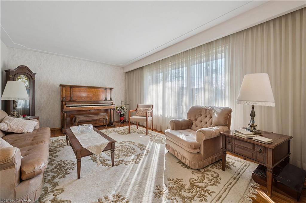 366 Holly Street, Waterloo, ON - Indoor Photo Showing Living Room