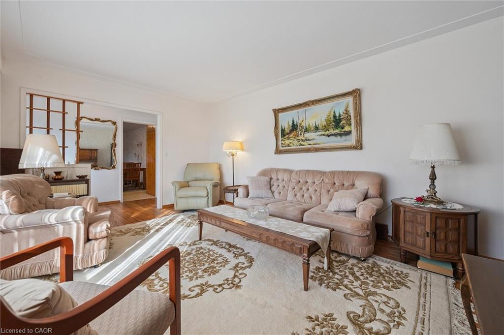 366 Holly Street, Waterloo, ON - Indoor Photo Showing Living Room
