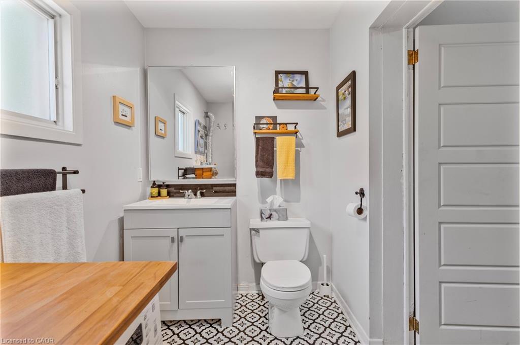 1 Mareve Avenue, Hamilton, ON - Indoor Photo Showing Bathroom
