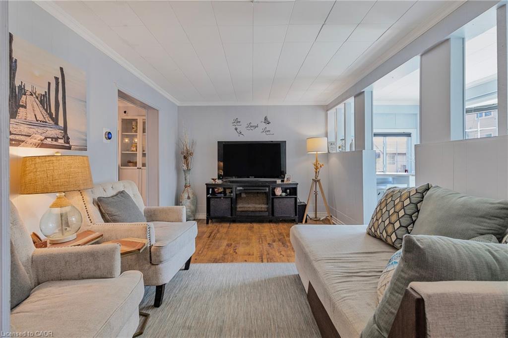 1 Mareve Avenue, Hamilton, ON - Indoor Photo Showing Living Room