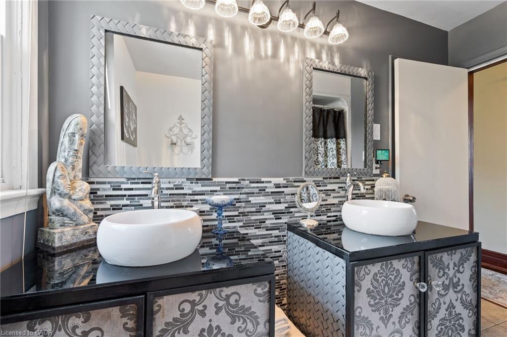 2 Carleton Street N, Thorold, ON - Indoor Photo Showing Bathroom