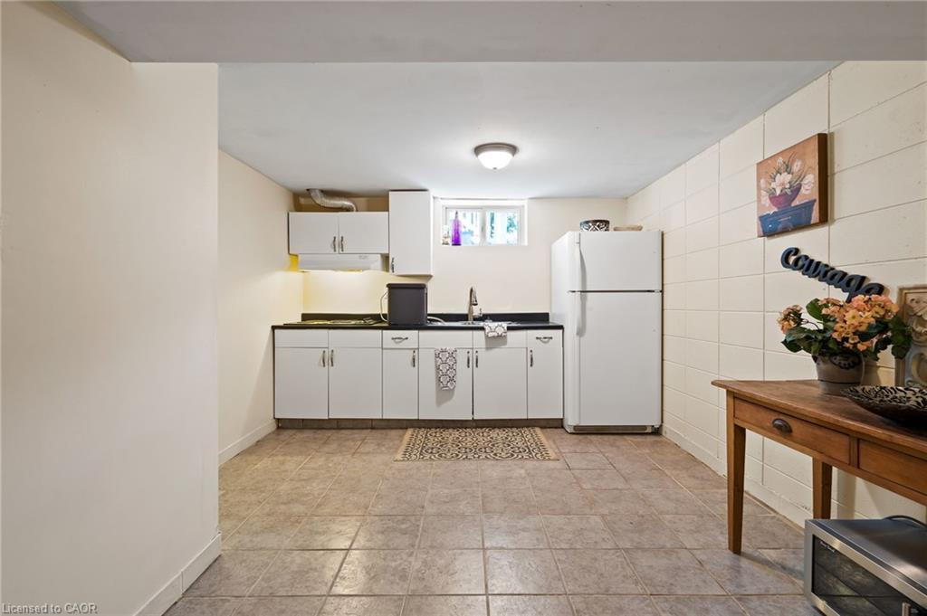 2 Carleton Street N, Thorold, ON - Indoor Photo Showing Kitchen