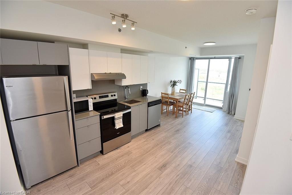 B1006-3200 Dakota Common, Burlington, ON - Indoor Photo Showing Kitchen
