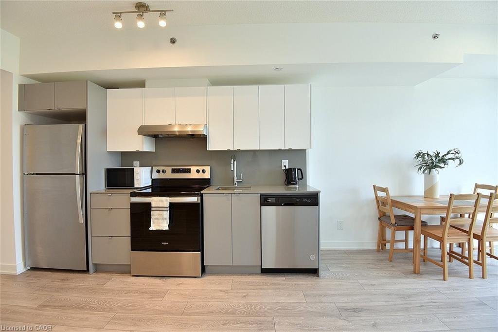 B1006-3200 Dakota Common, Burlington, ON - Indoor Photo Showing Kitchen