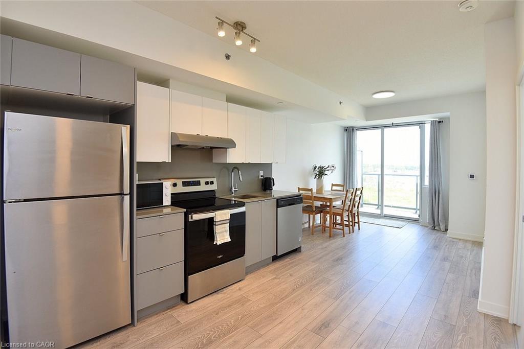 B1006-3200 Dakota Common, Burlington, ON - Indoor Photo Showing Kitchen