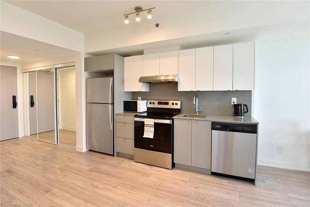 B1006-3200 Dakota Common, Burlington, ON - Indoor Photo Showing Kitchen