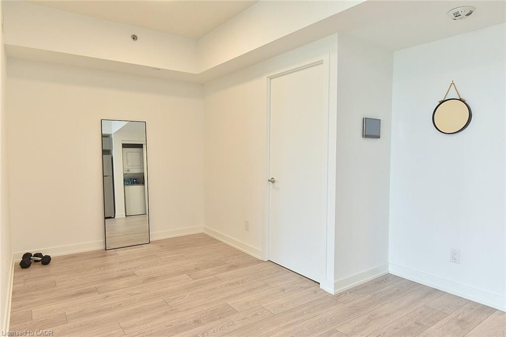 B1006-3200 Dakota Common, Burlington, ON - Indoor Photo Showing Other Room
