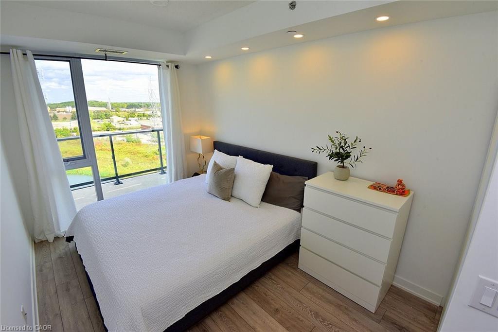 B1006-3200 Dakota Common, Burlington, ON - Indoor Photo Showing Bedroom