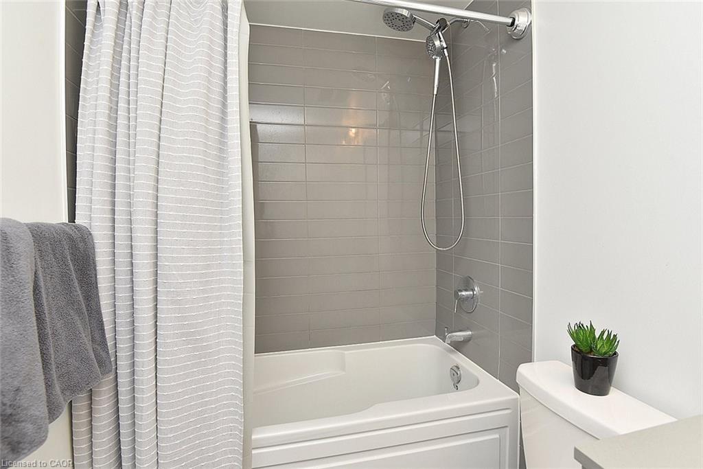 B1006-3200 Dakota Common, Burlington, ON - Indoor Photo Showing Bathroom