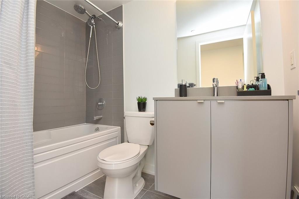 B1006-3200 Dakota Common, Burlington, ON - Indoor Photo Showing Bathroom