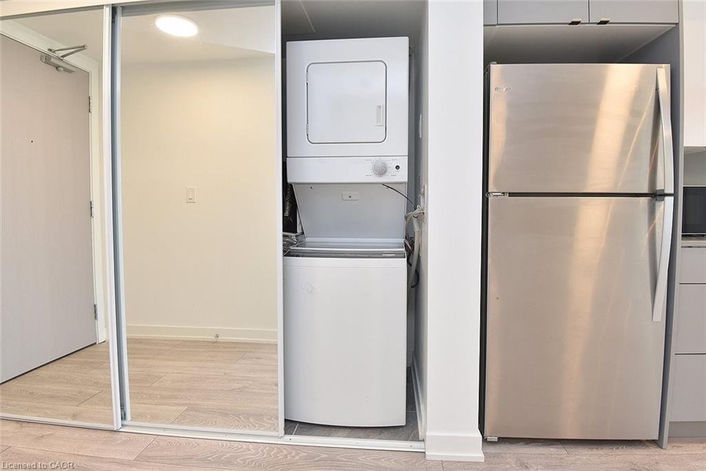 B1006-3200 Dakota Common, Burlington, ON - Indoor Photo Showing Laundry Room