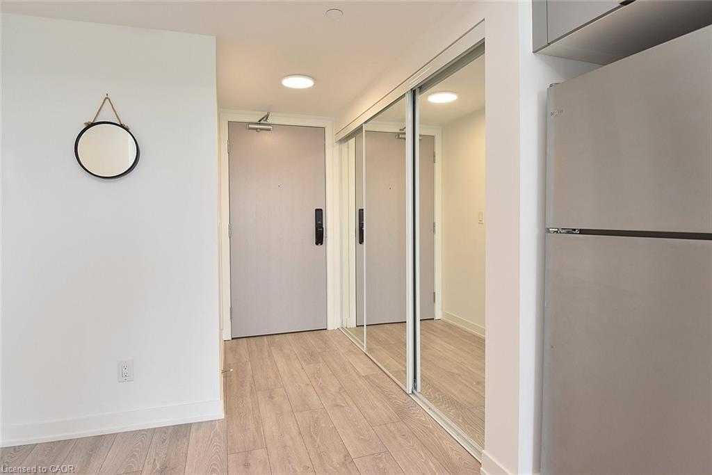 B1006-3200 Dakota Common, Burlington, ON - Indoor Photo Showing Other Room