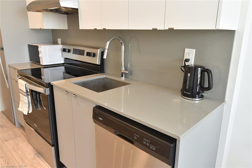 B1006-3200 Dakota Common, Burlington, ON - Indoor Photo Showing Kitchen