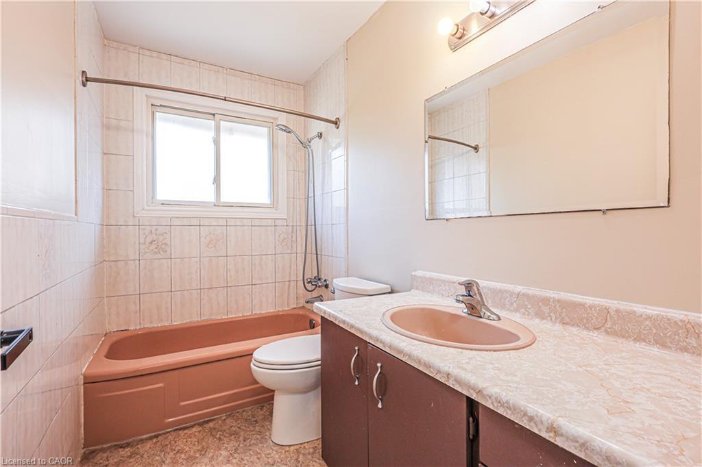 39 Carousel Avenue, Hamilton, ON - Indoor Photo Showing Bathroom