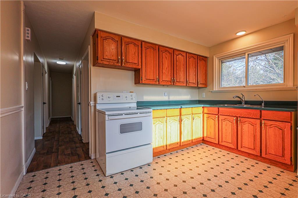 39 Carousel Avenue, Hamilton, ON - Indoor Photo Showing Kitchen