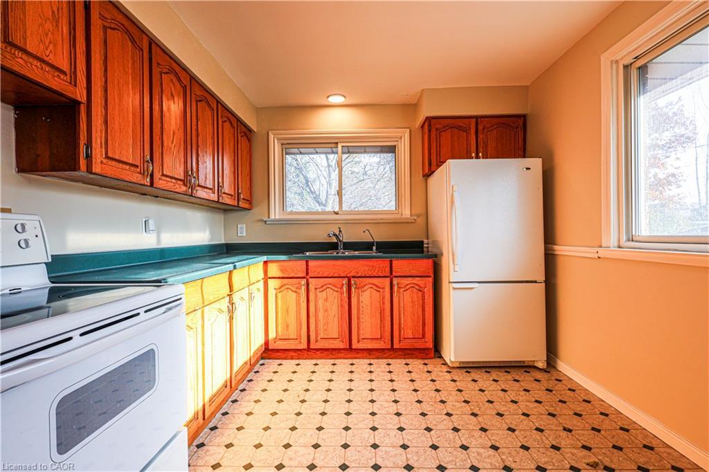 39 Carousel Avenue, Hamilton, ON - Indoor Photo Showing Kitchen