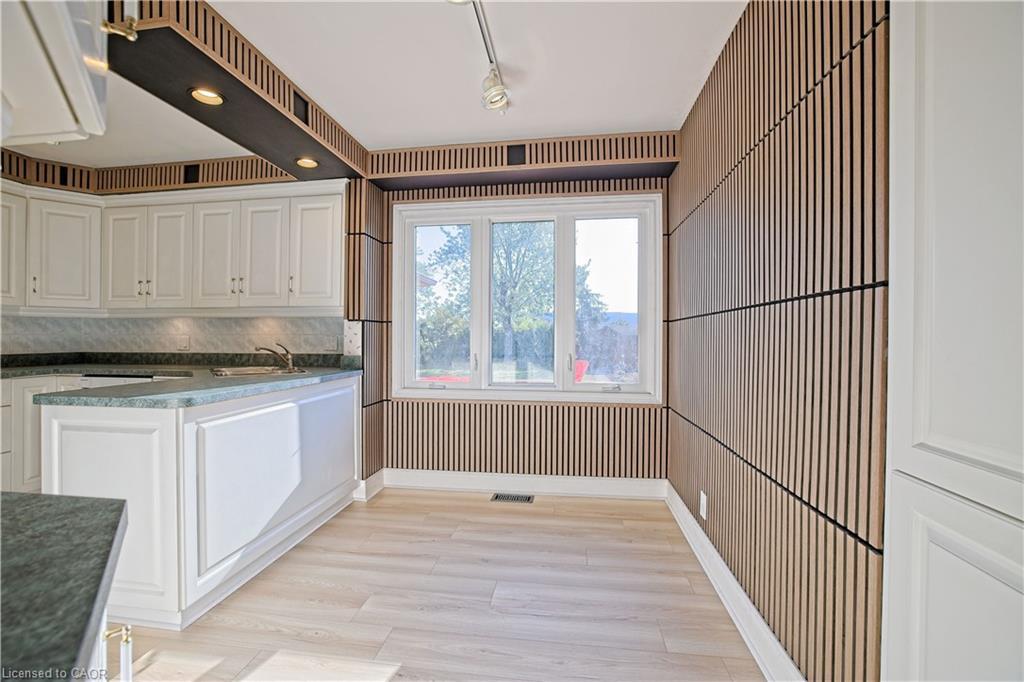 32 Oriole Avenue, Hamilton, ON - Indoor Photo Showing Kitchen