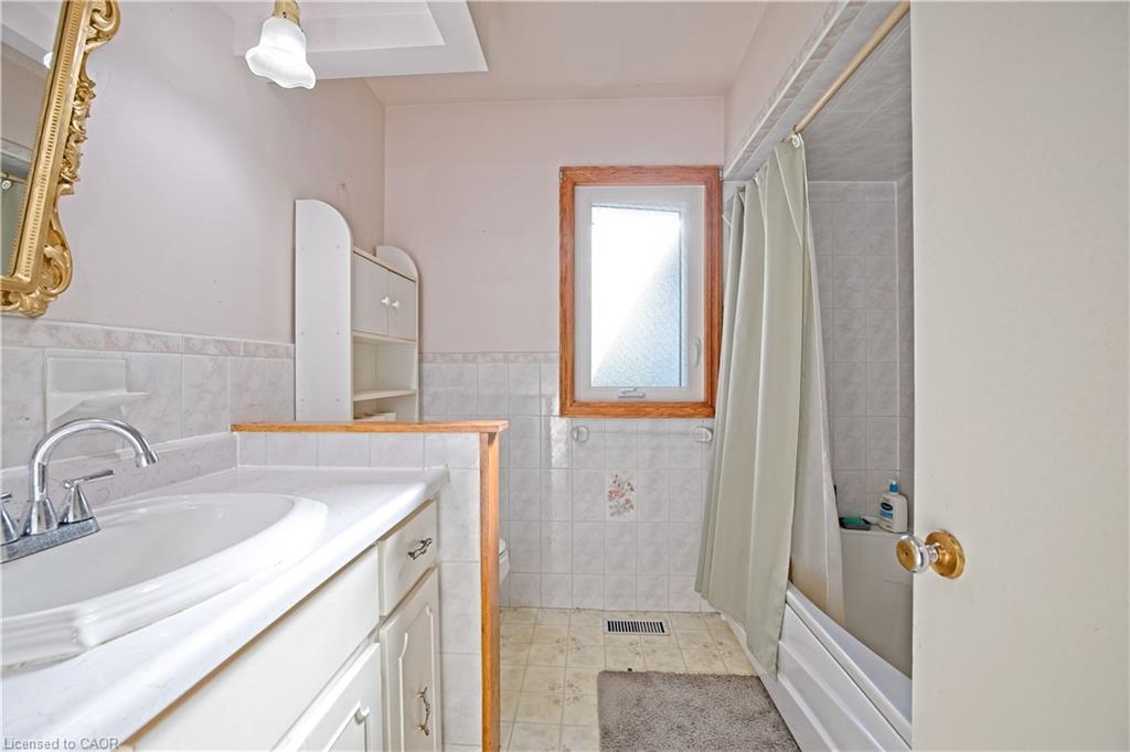 32 Oriole Avenue, Hamilton, ON - Indoor Photo Showing Bathroom
